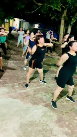Buổi học chậm cơ bản đầu tiên của lớp Aerobic U60 ạ. Đều và đẹp lắm . Hò hét với các chị làm em sắp mất cả tiếng rùi 🤣🤣🤣