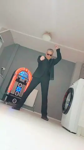 WAKE UP IT'S A BEAUTIFUL DAY, WIPE THE SLEEP FROM YOUR EYES, STICK THE KETTLE ON AND GET YOUR GROOVE ON WHIST GETTING CUPS READY!!! 🤣#serialthrilla1 #fypシ #dance #doowoop #showwaddywaddy  symon o'connell (youtube)