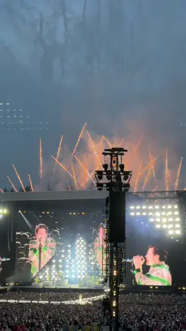 Harry using fireworks as Sign of the Times backing track was NOT OK🫠🥹🪩🕺🏼❤️‍🔥 #hslot #harrystyles #loveontour #slanecastle #signofthetimes 