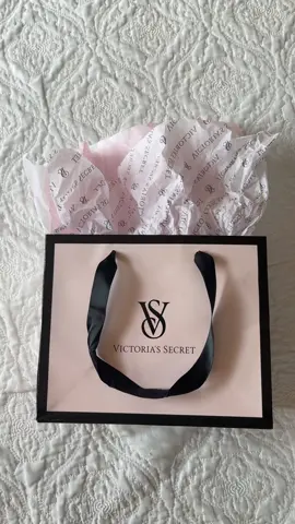 timy mall haul 💋💞🧴 #victoriassecret #haul #mallhaul #bathandbodyworks #coquette #coquetteaesthetic #vs #victoriassecretfashionshow #lanadelrey #shoppinghaul 