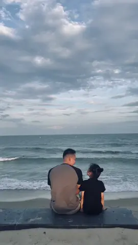 Khi hai cha con tâm sự 🌊🌊🌊💞 #bucthuguicon #xuhuong #congaicuaba #chavacongai #thinhhanh #shirokhanhvy #xh #bienphanthiet @cupinone123 