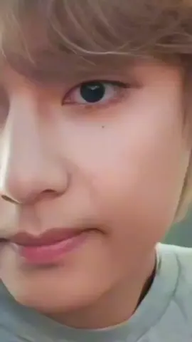 Ang cute Ang lambot ata ng lips ni taehyung charowt 🤣✌️