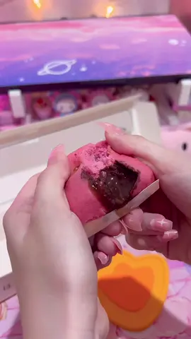 ซาลาเปาไส้ลาวาเยิ้ม ๆ จาก @Phoenix Lava 🥠 #asmr #snack #cute #aesthetic #snack #ซาลาเปาลาวา #phoenixlava 