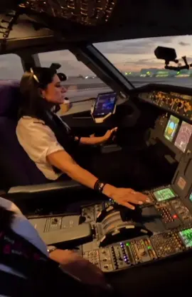 VivaAerobus A320 at Cancun #pilot #pilotlife #femalepilot #vivaaerobus #airbus #a320 #cancun #justplanes 