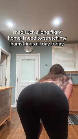 My hamstrings are sooo tight from that flight, im gonna be stretching all day #yoga #yogagirl #stretching #girlswhostretch #yogapants 