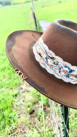 #metome #customhats #featheredrootshats #featheredroots #featheredrootshatbar #hatbar #burnedhat #burnedhats #hat #widebrimhat #wool #woolfelt #brand #brandit #featheredhat #vintage #boho #western #coastal #mobilehatbar #hatparty #westernfashion #foryoupage #fyp 