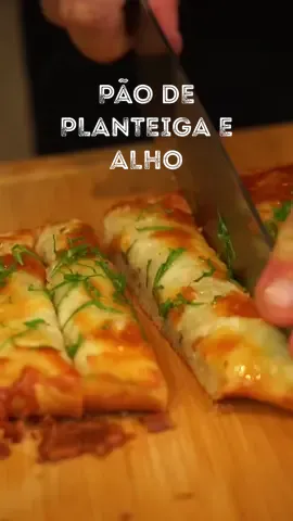 PÃO DE PLANTEIGA E ALHO - Esta é para os amantes de alho e queijo! 🧄 🧀  Se adoram esta combinação incrível tal como eu, vão amar ainda mais este petisco que vai deixar tudo com água na boca! E desta vez, com um ingrediente muito especial: a Planteiga! 🌱🧈 A Planteiga é uma verdadeira aliada na cozinha. É rica em nutrientes e não contém gordura animal. Além disso, é uma opção deliciosa para quem procura uma alimentação mais equilibrada. Espero que seja um sucesso aí em casa tal como foi na minha. 😍 Não se esqueçam de comentar o que acharam desta receita e de compartilhar as experiências aí em casa. Estou ansioso por saber como correu. 😏 Agora é a tua vez 😉 - Ingredientes: 1 Baguete  1 pacote de @plantaportugal com sal 100g queijo vegetal 2 cabeças de alho Azeite Sal Pimenta preta  1 c. café de malagueta em pó  Salsa a gosto - - - - P U B #planteiga #mudareirresistivel #qchef #ochefemtuacasa #paodealho