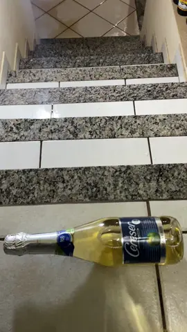 Quebrando garrafas na escada de casa #asmr #satisfying #videossatisfatorios 