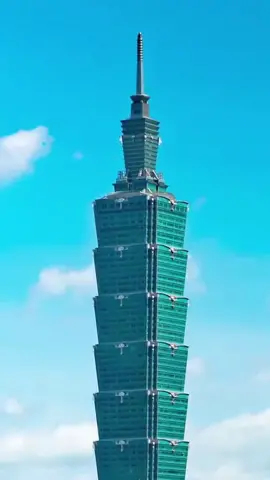 Kalau liburan ke Taiwan 🇹🇼 pasti kamu bakal langsung melihat gedung ikonik satu ini. Taipei 101, gedung 🏙 tertinggi di Taiwan yang menyimpan berjuta fakta menarik yang wajib kamu ketahui! Pengen tau ada apa aja? Simak videonya sampai habis, ya! #taiwan #taipei101 #travel  #AladinTravel #AladinTravelbyMisterAladin