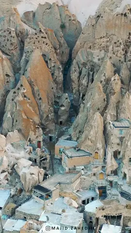 IRAN , Kandavan village  It is located in the slopes of Sahand and is famous for its rock architecture, which was created by the volcanic interactions of the Sahand mountains.  Kandavan is one of the three rocky villages in the world, which makes it attractive In fact, what has given Kandavan its ancient and historical identity is the presence of 117 families and residential houses inside conical and pyramidal masses. The name Kandavan is also due to the beehive-shaped houses that are located in the heart of these conical rocks. #tourist #tourism #iran🇮🇷 #🇮🇷 #ایران #iran #طبیعت #village #rock 