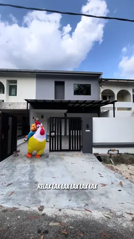 Kalini wa bawak ayam pergi rumah paduk kebabom ni. Ada cadangan geng nak bagi nama ayam ni ? Sambil-sambil fikir lu orang teka dulu harga rumah ni ! #MastaBuatHal
