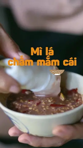 MÌ LÁ CHẤM MẮM CÁI. Ngoài món mì Quảng đặc sản nổi tiếng, lá mì còn làm nên món chấm với mắm cái gắn liền với đời sống người dân quê.  Nguyên liệu chỉ có mì lá, rau sống ăn cùng nắm cái cay cay, rứa là xong bữa sáng ngon lẹm... Bạn đã từng thử món ni chưa? #ancungtiktok #foodfestontiktok #LearnOnTikTok #bepbensuondoi #milachammamcai 