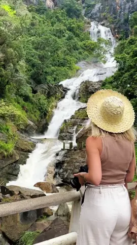 Si no tenias Sri Lanka en tu bucket list, aquí tienes otro motivo para incluir este destino! 😍 Esta cascada tan increíble está muh cerquita de Ella (donde está el famoso puente de los nueve arcos) 📍Ravana Falls, Sri Lanka #srilanka #viajestiktok 