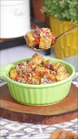 Tempe sambal matah enak sama nasi anget nih Foodies  Bahan-bahan  - 1 ½ papan tempe Marinasi: - 1 sdt kaldu ayam bubuk - ½ sdt lada - ½ sdt garam - 1 ½ sdt ketumbar bubuk - 50 ml air Sambal matah : - 12 butir bawang merah - 10 buah cabe rawit, cincang - 1 batang sereh besar, cincang - 4 lembar daun jeruk - 1 sdt terasi - 1 sdt kaldu ayam bubuk - ½ sdt garam - ½ sdt gula - 80 ml minyak kelapa panas #tempe #kokikurecipe #kokiku #resep #sambalmatah 