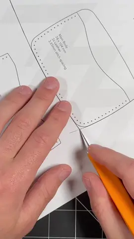 Hand making a leather card holder #leathertok  #leathercraft #sewing #leathercrafter #shorts #asmr #leatherstitching #leathermanjack #leathertokleathercraft #leathershop #youtube #leathertiktok #leathershorts #sinabroks #leatherwork #Handmade 