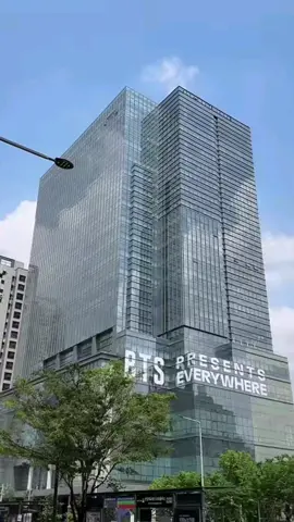 Gedung HYBE  bertulis ANIVERSARY BTS💜#btsaniversary2023 #bts10thanniversary #soulkorea 