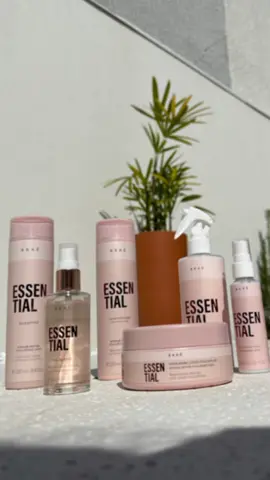 Quem ai gosta de dicas para os cuidados com os cabelos? A @BRAÉ HAIR CARE trouxe uma novidade pra gente! A rotina de hair care dos sonhos se torna realidade com o lançamento da linha completa de Essential! Nosso queridinho ganhou uma família e você novos aliados. Shampoo, condicionador, máscara e óleo cuidadosamente formulados com ácido hialurônico, blend de aminoácidos, ativos vegetais e tecnologia de alta qualidade, capazes de reparar, nutrir e cuidar dos seus cabelos de maneira excepcional. #beleza #brae #braexpert #cabelos #haircare #salaocampinas 