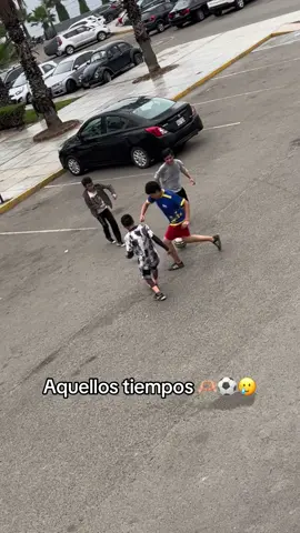 Qué bonito era jugar en la calle, sin preocupaciones 🙏🏼⚽️🫶🏼 #peru #futbol #kids #memories 