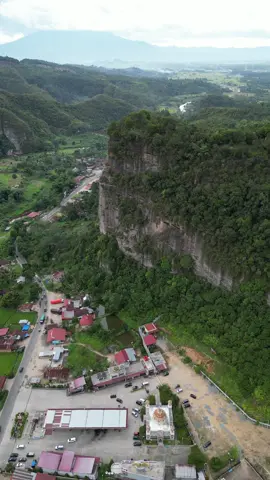 Ini bisa dibilang SPBU terindah di Sumatera. Siapa nih yang setiap lewat sini selalu berhenti untuk beristirahat atau sekedar buang air kecil di toilet nya yg bersih dan terjaga. Aku sendiri asal melintas dari Riau ke Sumatera barat selalu beristirahat di spbu ini Karna memang rest area ini paling nyaman untuk istirahat dari berbagai banyak rest area yg dilalui.  . . Spbu Air Putih-Harau. Kab 50 kota.  . . #spbuairputih #harau #lubukbangku #spbuterindah  #sumaterabarat #sumbar #sumbar_rancak #sumbar_rancak #sumbarhits #sarasahgadihranti #traveling #exploresumbar #dji #mini3pro #aerial #drone #indonesia 