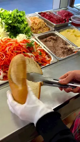 bánh mì Việt Nam ở bên nước ngoài... Quaooo nhìn thèm ghê ta. 🤤🤤 #viral #xuhuong #doichua #food #ancungtiktok #foodfestontiktok #banhmi 