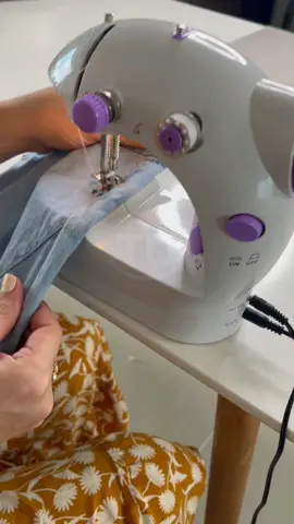 🧵MINI MAQUINA DE COSER PORTÁTIL🧵 💰PRECIO 👉$69.900👈 Si estás buscando una máquina de coser eléctrica de nivel básico o eligiendo un regalo adecuado para niños, amigos, familia, esta es la opción ideal. Esta mini máquina de coser doméstica para principiantes satisfará sus necesidades diarias de costura, que tiene 2 velocidades automáticas ajustables, con una luz LED, cortador de hilos, función de bobinado automático.  Características: 🔸️Simple de usar y fácil de transportar 🔸️Portátil, ideal para viajes 🔸️Cuerda automática del hilo de la bobina y el hilo superior, muy fácil de reemplazar. 🔸️Cuenta con dos velocidades: baja o alta  Especificaciones: 🔹️Fabricada en PVC, polierutano y acero inoxidable. 🔹️Funcionamiento a corriente 220V ó 4 con pilas AA. 🔹️Tamaño del artículo: 17. 5 * 9 * 22 cm / 6.89 * 3.54 * 8,66 en 🔹️Peso: 900 gr  Incluye: 1 máquina de coser 1 pedal de pie 1 adaptador eléctrico  3 bobinas de metal 1 aguja . 🤑¡Garantizamos el mejor precio del mercado! ☑ Ventas al por mayor y al detal 💯. Realizamos envíos nacionales ✈️ Adquiere El tuyo a través de nuestras líneas telefónicas 📲  3187115966 - 3052041750. #maquinadecostura #portatil #gadget #novedades #maquinadecoser  #tuproducto #tufelicidad #hilos  #costuras #coser #coserfacilymas  #coserfacil #garantía #lonecesito  ##importadorescolombia  #tuproducto360 