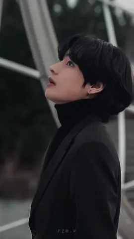 Rasaku padamu sedalam lautan,tapi berusaha untuk menggapai mu bagaikan menggapai tingginya langit yang sama sekali tak bisa ku sentuh.#taehyung#kimtaehyung  #btsxarmy #bts