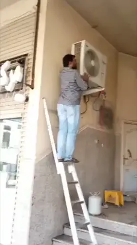 Alguém não limpa o ar condicionado há muitos anos 😂 #fyp #airconditioner #dirty 