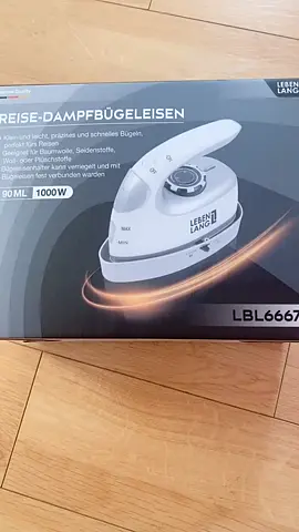 Bàn là hơi nước cầm tay dạng mini cho ai ở 1 mình hoặc hay phải cầm đi du lịch , công tác . Bên ngoài rất đẹp và chắc chắn , cực nhỏ gọn nhưng dùng hiệu quả .   BÀN LÀ HƠI NƯỚC DU LỊCH LEBENLANG LBL66673 KÈM TÚI ĐỰNG. ✅ Thông tin sản phẩm : BỘ SẢN PHẨM BAO GỒM: 1 máy, 1 ca đong nước, 1 túi đựng,sách hướng dẫn, phiếu bảo hành   ❌❌❌THÔNG SỐ KỸ THUẬT  - Điện Áp: 220v – 240V  - Công suất: 1000W  - Dung tích bình nước: 90ml  - Màu sắc: Trắng - Kích thước mặt là : 15,5 x 7 cm ✅ Đặc điểm sản phẩm :   👉 Bàn ủi với thiết kế nhỏ gọn kèm theo túi đựng tiện lợi theo chị em đi muôn nơi.  👉  5 chế độ nhiệt phù hợp với 5 chất liệu vải khác nhau : ni lông, lụa, len, cotton, lanh - đũi. 👉 Bàn ủi có mặt là và chế độ phun hơi nước giúp dễ dàng là phẳng quần áo 👉 Có đèn báo nhiệt độ , giá đỡ mặt là an toàn khi không sử dụng. Miso shop XIN CAM KẾT: - Hàng thật, đúng mô tả, quảng cáo mọi thông tin sai lệch quảng cáo shop xin chịu trách nhiệm. - 100% Đổi trả miễn phí với sản phẩm phát sinh lỗi từ nhà sản xuất. - Giữ hóa đơn dán trên kiện hàng để làm căn cứ bảo hành. - Trong quá trình vận chuyển rất dễ có khả năng hàng hóa bị bể vỡ hoặc mất hàng, Shop sẽ chịu hoàn toàn 100% cho cắc trường hợp trên với điều kiện QUÝ KHÁCH VUI LÒNG QUAY VIDEO KHI MỞ HÀNG để làm bằng chứng, các đơn hàng không đủ bằng chứng shop xin phép từ chối bảo hành với lỗi bể vỡ và thiếu hàng ! #banlamini #banladulich #banuimini #banuigapgon #banuidulich #banlahoinuoc #banui #quanao #dulich #gapgon  #sanphamtienich #nha #lebenlang #sanhangre