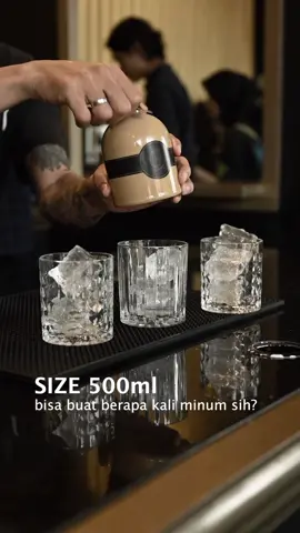 Botol size 500ml bisa berapa kali minum sih? 🤔 Biasanya aku stock botol 500ml di kulkas dan pas untuk 3 gelas++! 😍 Bisa sharing atau buat dihabisin sendirian juga bisa 🤪 Kamu bisa order semua menu GB dengan size 500ml di semua platform pembelian Golden Black Coffee yaa guys! Caranyaaa, pilih menu terlebih dahulu lalu pilih size 500ml yaah 😉 #coffeeshopjakarta #kopijakarta #kopisusu #jakartacoffeeshop 