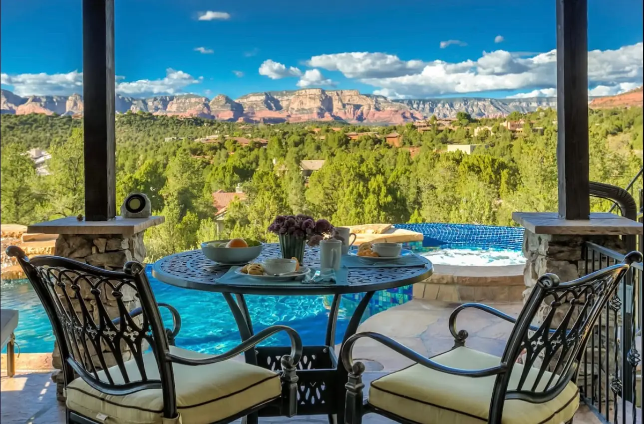 Sedona, Arizona📍 Red rock views🪨 Sleeps 6 guests😴 Book this stay by following the link in my bio!🔗 Comment any areas you’d like to see in future posts🗺️ #unique #travel #vacation #fyp #arizona #redrocks #pool 