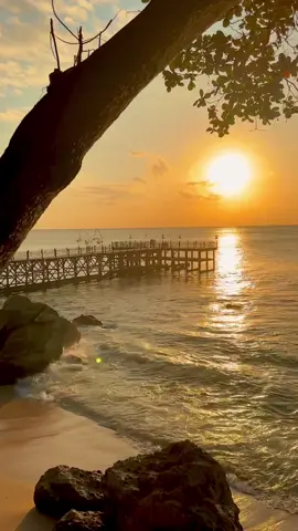 What a beauty 🌳🌅 #bali #kububeach #jimbaran #indonesia #beautiful #amazing #sunset #waves #fürdich 