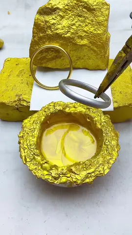Gold paint is mesmerising 