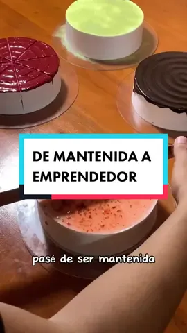 ¿Quieres emprender ?  Imagínate emprender desde casa y sin tener que invertir mucho dinero ni en locales y utensilios costosos 😉 En nuestro curso online te enseñamos el camino te enseñamos cómo hacer y vender postres desde casa en menos de 7 días  APRENDERÁS  🍰 Pasteles los rellenos y su decoración  🧁 Variedad de cupcakes y muffins para toda ocasión  🍨 Postres fríos y en vaso si no tienes horno para empezar estas opciones  BONOS DE REGALO  🎁 Acceso a nuestra comunidad privada de apoyo  🎁 Clase en vivo una vez al mes para aprender recetas nuevas  🎁 Recetario paso a paso de galletas 🍪  🎁 Clase de yogurt natural  🎁 Clase de costos para que no vendas a un precio incorrecto  🎁Plantilla de costos  🎁 Aprenderás la técnica de decoración Buttercream 🎁Certificado de Finalización de Si lo tuyo no son los cursos virtuales entonces mira esto es para ti  Te presentamos nuestros recetarios con más de 100 de nuestras recetas comprobadas y rentables  para que puedas empezar a emprender con éxito👩🏽‍🍳  Mega Pack Reposteras Emprendedoras  Cuenta con 6 recetarios 📚  ✅Postres sin horno  ✅Postres en vaso  ✅Recetas clásicas y elevadas ✅ Cobertura y rellenos Además tendrás 3 bonos GRATIS  🍩Recetario de donas  💵tips de ventas  🪪Membresía de actualizaciones  Hoy con el 50% de descuento. INFORMACIÓN COMPLETA EN EL LINK DE AQUÍ 👇🏻 @reposteria.ideal  #cake #postres #reposteriaencasa #usa #postresfaciles #recetadepostres #cakedecorating #pastelesparanegocio #reposteriaencasa♥️ 
