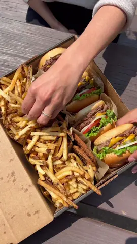 Dad said he doesn’t have favourites. We bet he’s never heard of The Burger Box. 4 Double Cheeseburgers, 4 Fresh Cut Fries and 4 Chocolate Chip Cookies. Each box feeds 4. But order however many you need (we won’t judge). Available for $62 when you pick up in-store.  #TorontoBurger #Smashburger #TorontoFood #FathersDay 