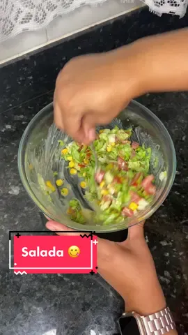 Salada com molho inveivel (molho: 2 colheres de creme de leite, 1 colher de mostarda, limão, azeite, sal e orégano) #salada #receita 
