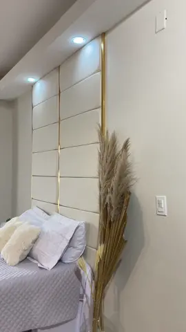 Vem ver essa cabeceira off white até o teto com ripado dourado! Todo o conjunto fez toda a diferença! O que acharam? #Home #cabeceiracama #cabeceira #quarto #decoracao #homedesign #casa #cama 