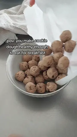 15 balls = 330 calories, 22 protein, 8 fibre 🙌 #healthycookiedough #healthyrecipe #highprotein #healthycookies #lowcaloriedessert 
