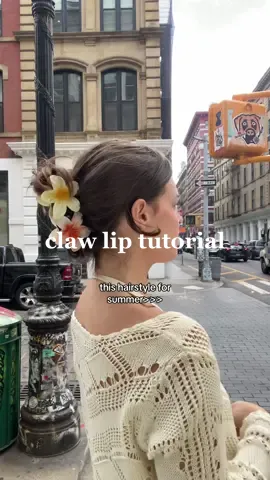 Such a cute & easy hairstyle for summer | a clawclip tutorial  Clips 🔗 in my st0refr0nt #summerhair #summerhairstyle #summerhairstyleideas #cutesthairstyle #clawclip #flowerclawclip #clawcliptutorial #clawcliphairstyle 