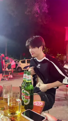 Khoảnh khắc đọ cơ bụng để chọn một người tính tiền. #viral #trending #douyin #抖音 #chineseboy #traideptrungquoc #sixpack #fyp #crush #xuhuong #traidep #boyfriend #hot 