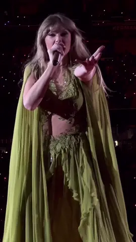 August (the summer I turned pretty version)💚 #taylorswift #erastour #erastourtaylorswift #tsitp #thesummeriturnedpretty #swifttok #swiftie #taylorsversion #folklore #august #augusttaylorswift 