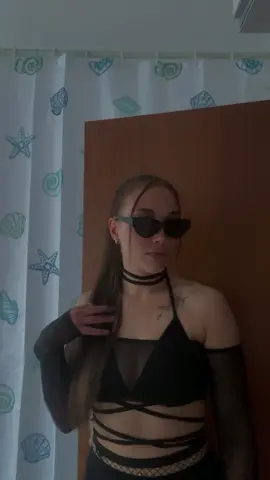 In Techno wo trust⛓️🖤 #technogirl #unterhaltung #germany #ravegirl #hamburg #technotok #technomusic #fypシ #raven 