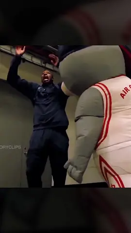 This mascot tried to prank Kobe 😁 #NBA #basketball #fyp #foryou #foryoupage 