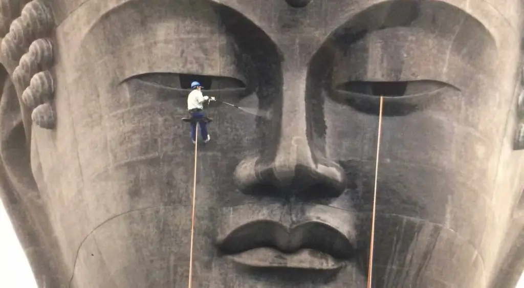 Ushiku Daibutsu en Japon🇯🇵. Es una estatua gigante de Buda ubicada en la ciudad de Ushiku, en la prefectura de Ibaraki, Japón. Es una de las estatuas más grandes del mundo, con una altura total de 120 metros, incluyendo un pedestal de 10 metros y una base de 20 metros. Un dato curioso es que la estatua es tan grande que se puede ver desde una distancia de hasta 20 kilómetros en un día claro. Además, el interior de la estatua cuenta con un ascensor que lleva a los visitantes hasta una plataforma de observación ubicada en el pecho de Buda, desde donde se puede disfrutar de una vista panorámica de los alrededores. #kaeelar #terrorymiedo #miedoyterror #misterio #extraño #terrorifico 