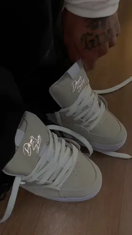 Tênis tesla, lançamento modelo fusion off white com detalhes refletivos ✨🔦 Use o cupom de desconto VIMDOTIKTOK ou na sua primeira compra o cupom WELCOME Link do site na bio, temos o envio rapido!!   #tenis #streetwear #skateshop #tenisrefletivo #tenistesla 