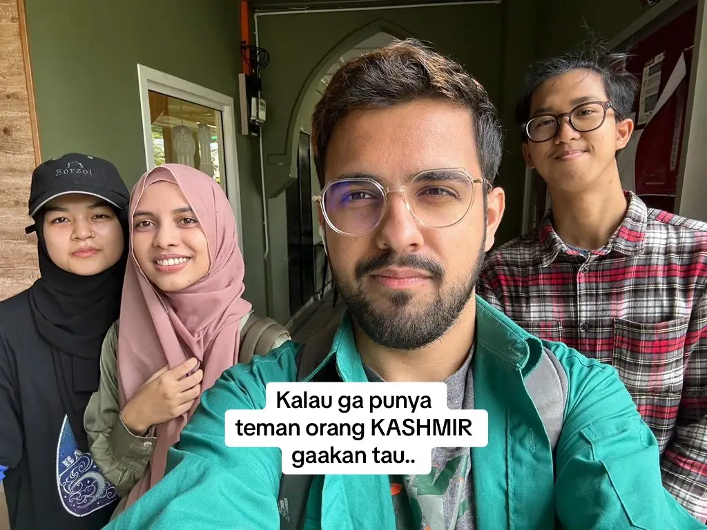 Selama kuliah di Malaysia saya ketemu sama banyak student dari Kashmir dan kita sempat buat event untuk raise awareness tentang Kashmir di kampus. Ternyata dibalik keindahan Kashmir, ada konflik yang tidak begitu diketahui banyak orang. Yuk, sama sama lebih aware lagi mengenai Kashmir dan apa yang pernah terjadi di negara sengketa ini #luarnegeri #indonesia #kashmir #fyp #fypシ #india