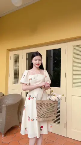 Nếu không biết mặc gì... thì mình mặc kệ tất cả mặc chiếc váy này #vay #vayxinh #vaydibien #thoitrangnu #giian 