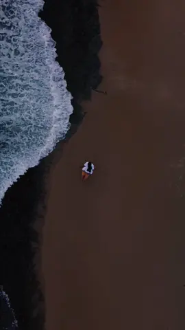 An amazing droneshot at beach 🎬😍 #dronevideo #drone #dji #djimavicmini #fyp #tiktok #foryou #bestdroneshot #sranka #viral #beach 