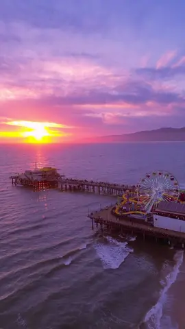 Santa Monica sunsets 🌅 #discoverLA 🎥: @I&M T. #losangeles #visitlosangeles #LA #sunset #santamonica #santamonicapier #sunsetlover #california #drone 