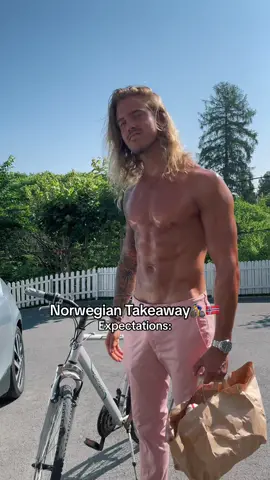 Picking an option or ordering new delivery?🍔🇳🇴👀🤞#norwegiantakeaway #thegoodthing #mrscandinavia #jordal 