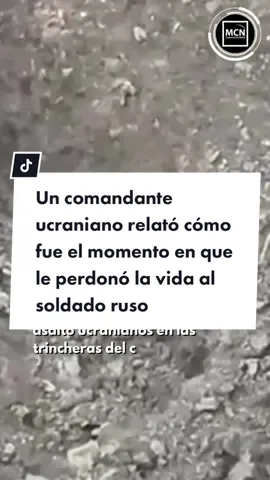 El video muestra al soldado ruso 🇷🇺 Ruslan Anitin, huyendo de los drones de asalto ucranianos 🇺🇦 en las trincheras del campo de batalla de #Bakhmut. Viéndose sin salida, se detuvo e intentó comunicarse con los operadores el drone mediante gestos 🙅🏼‍♂️. El piloto del drone, identificado como Boxer, aseguró que ya tenía decidido matar al soldado ruso, pero tras verlo en las imágenes en alta definición suplicando por su vida, abortó su misión ❌. Anitin detalló la difícil situación que enfrentan muchos soldados rusos 🪖. El hombre de 30 años que anteriormente trabajaba como alguacil en una prisión fue movilizado por #Rusia y enviado a luchar en #Ucrania. ¿Qué opinas? 🤔 #MCN #noticias #internacional #guerra #conflicto #soldado #drone #perdonar #salvar #prisión #cárcel #Anitin